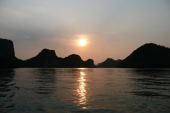 Abendstimmung in der Ha Long Bay.