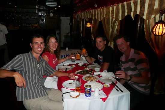 Beim Dinner mit Tim und Dirk in unserem Boot.