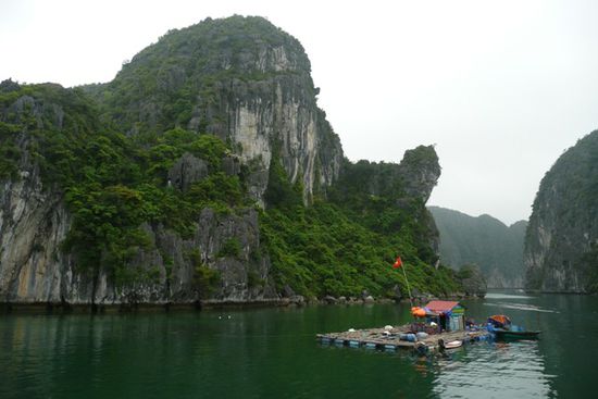 Eines der vielen schwimmenden Haeuser zwischen den Inseln der Ha Long Bucht.