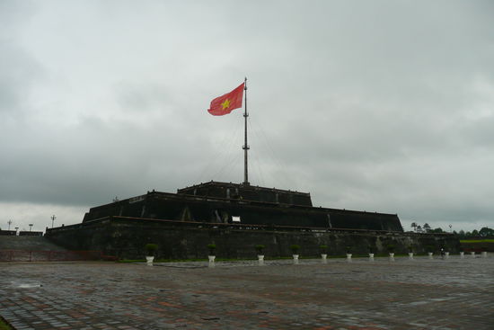 Der Flag Tower mit der vietnamesischen Flagge.