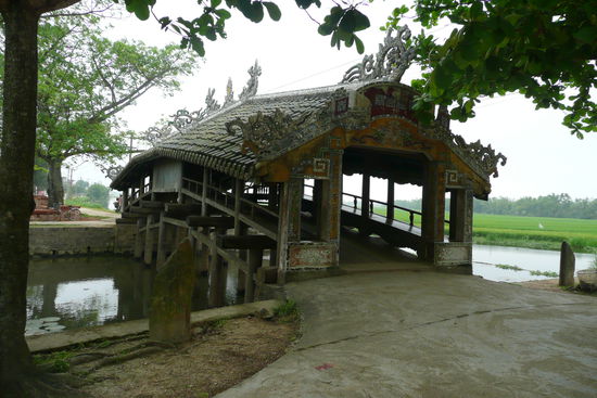 Die japanische Brücke liegt umgeben von Reisfeldern und einem Fluss in schönster Landschaft.