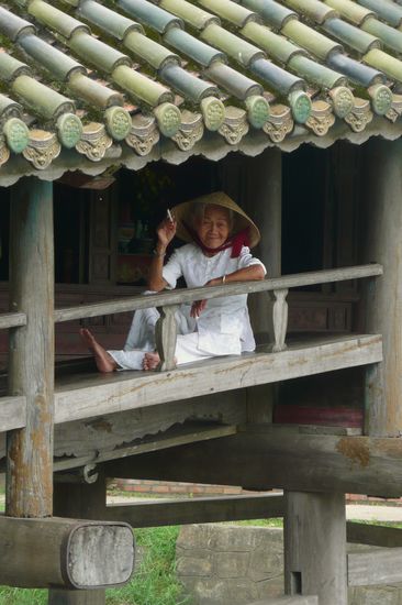 Eine zufriedene Vietnamfrau pafft ihre Zigarette auf der japanischen Brücke.