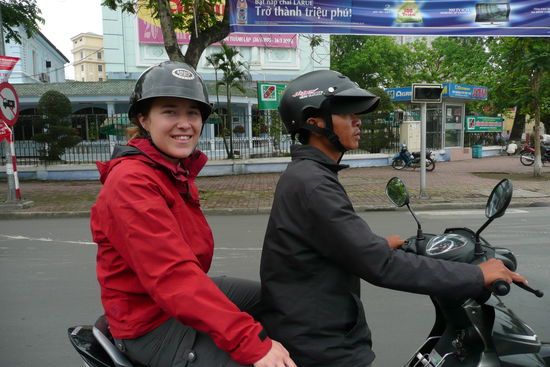 Anita mit ihrem Fahrer auf dem Moped.