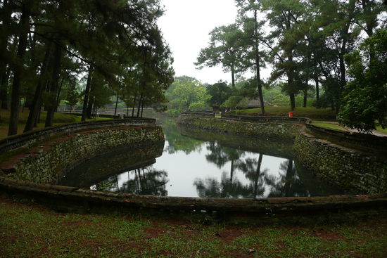 Mausoleum von Tu Duc. Hier besuchten wir heruntergekommene Tempel und Kaisergräber.