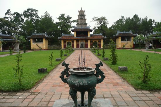 Thien Mu Pagoda. Hier lebte der Mönch der dadurch bekannt wurde, als er sich 1963 aus Protest gegen ein Regime in Saigon selber anzündete und verbrannte.
