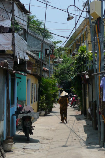 Chaotische und grüne Gässchen begegnen uns in Hoi An.