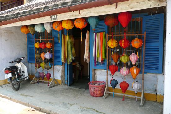Farbtupfer: Lampionläden.