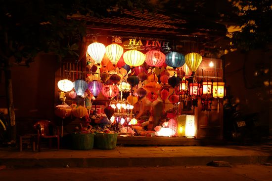 Nachts sehen die Lampionläden noch entzückender aus!
