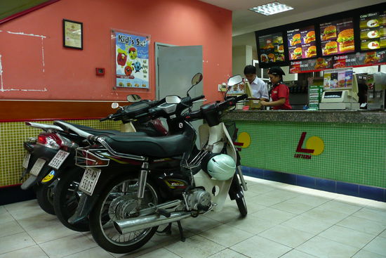 Tja, überall stehen die Mopeds. Hier sogar im "Vietnam Mac Donald's". 
