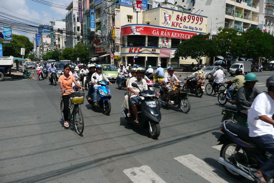 Massenweise Mopeds strömen durch die Stadt!