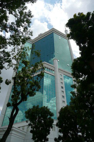 Es gibt auch moderne Gebäude.