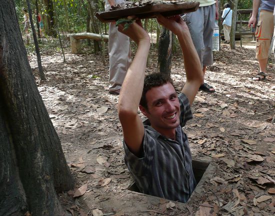 Der dünne Peter zwängt sich in einen getarnten Eingang zu den Tunnels.