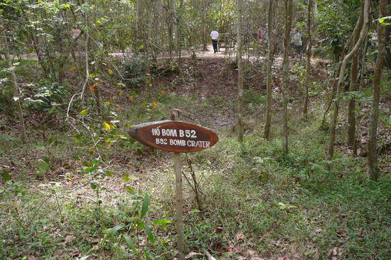 Seht ihr noch schwach den Krater? Hier schlug im Vietnamkrieg eine B52 Bombe ein.