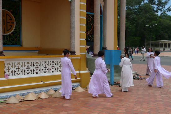 Hüte und Schuhe werden vor der Kathedrale deponiert.