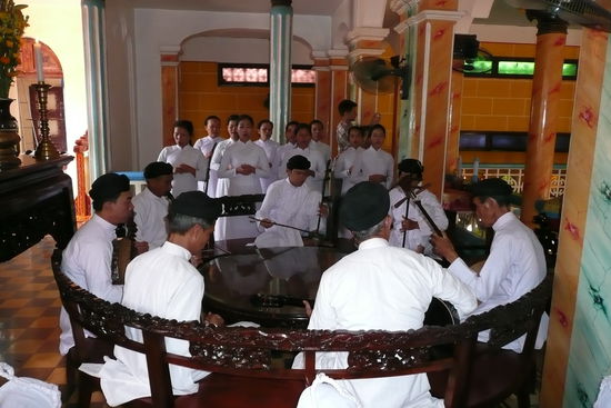 Sprechgesang und Musik welches die Prozession begleitet.