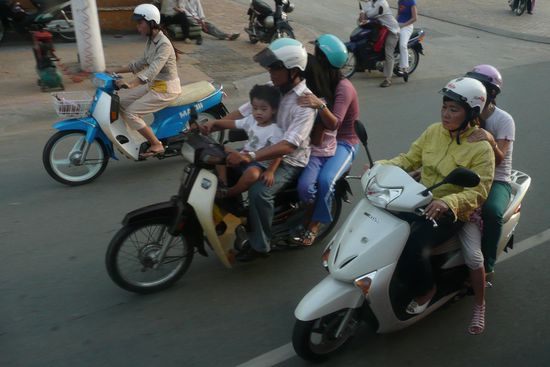 Das Familienmoped: Zu dritt oder gar zu viert fährt man in Vietnam auf den Mopeds umher. Alles ist möglich!