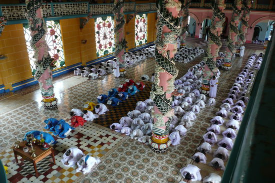 In Reih und Glied sitzen die Leute hier zur Prozession.