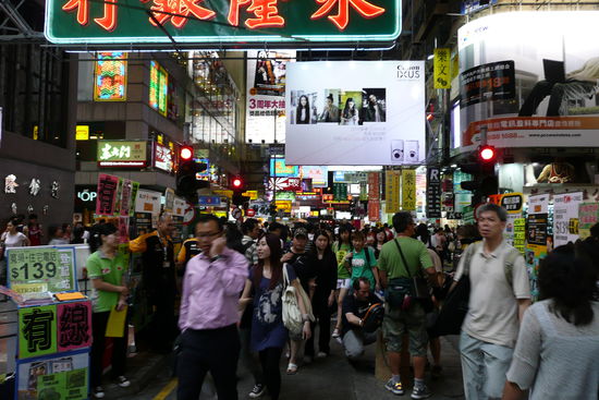 Menschenmassen und Leuchtreklamen.