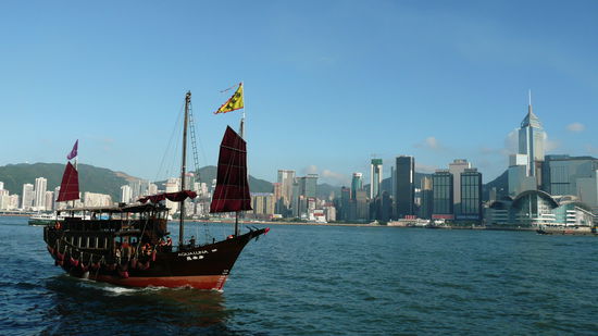 Die Skyline Hongkongs von der Fähre aus.