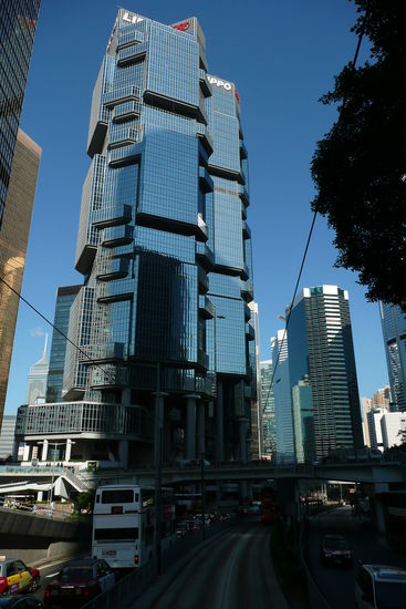 Hypermoderne Hochhäuser gibt es hier in den Strassen.