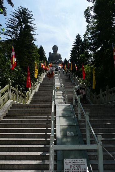 Zuerst müssen wir die paar wenigen Treppen erklimmen.