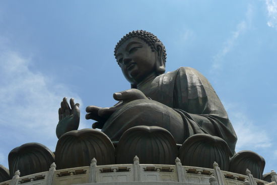 Oben angekommen können wir den Buddha aus nächser Nähe betrachten.