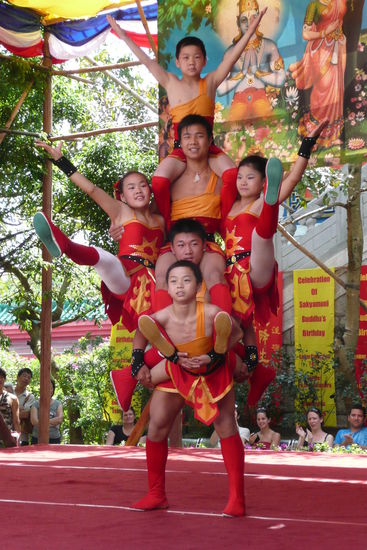 Hier sehen wir Vorführungen von akrobatischen Kindern...