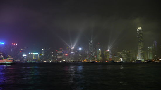 Von der "Avenue of Stars" aus bewundern wir die Lichtshow am Abend.