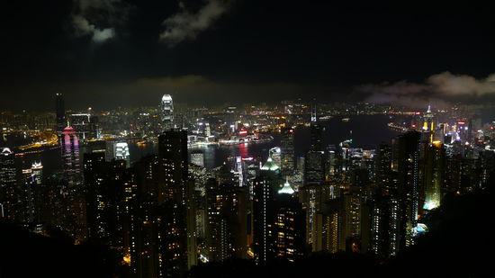 Atemberaubend und kitschig ist die Aussicht abends vom Peak aus.