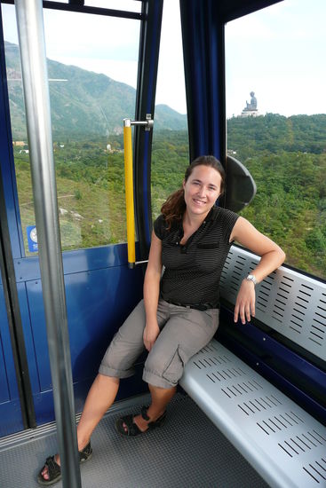 Anita geniesst die Fahrt mit der Gondel. (Im Hintergrund ist der grosse Buddha erkennbar)