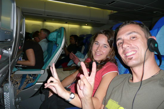 Wir sind schon flugroutiniert: Cool treten wir unserern letzten langen Flug von Hongkong nach London an. (13 Stunden)