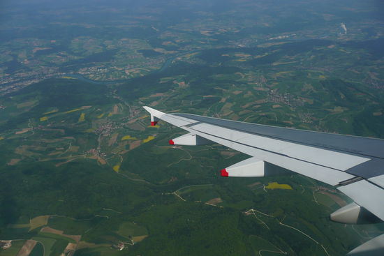 Landeanflug nach Zürich. Die Schweiz zeigt uns schon von oben ihre schönste Seite. Die gelben Felder sind blühende Raps-, oder Löwenzahnfelder.