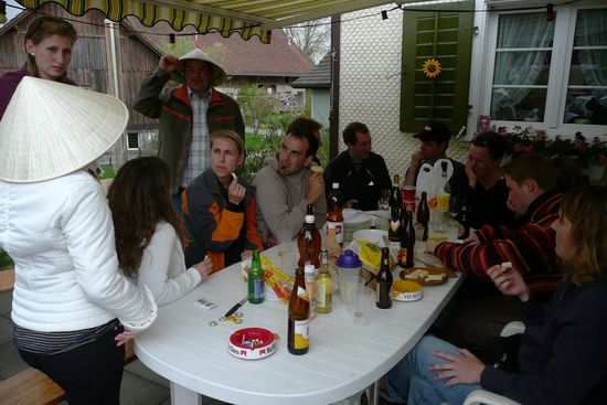 Was könnte es schöneres geben? Tolles Frühlingswetter und Grillparty an unserem ersten Abend wieder zu Hause. Übrigens, wie zu sehen ist kamen die Vietnamhüte bei den Leuten bestens an.