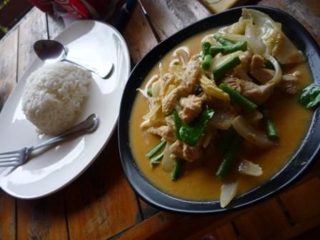 Hier seht ihr ein typisch thailandaesches Gericht - Chicken Curry - kostet im Restaurant 70 Bath - umgerechnet 1,40 EUR