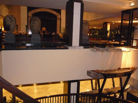 die 2-stoeckige Lobby