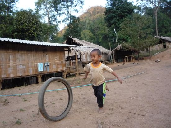 sein bestes Spielzeug und trotzdem gluecklich
