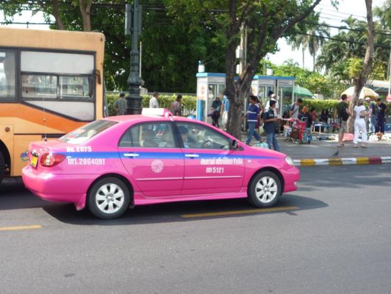 ein ganz normales Taxi, nur eben in pink