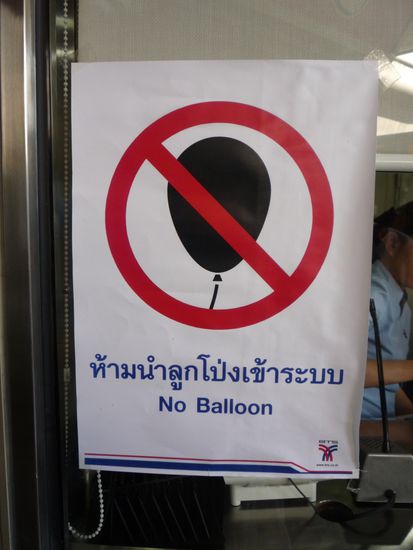 Achtung: Im Skytrain sind keine Luftballons erlaubt !!! 