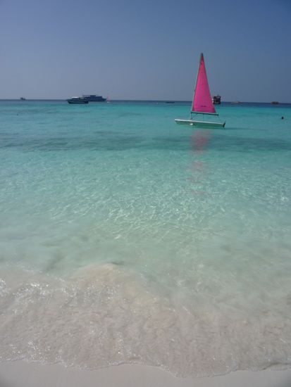 Das Boot spiegelt sich im Wasser