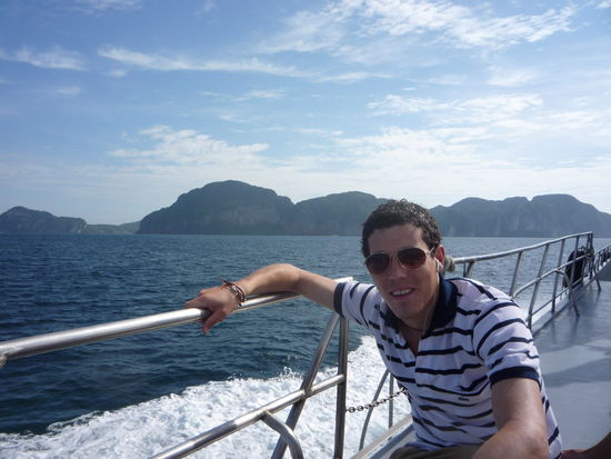 auf der Faehre -  im Hintergrund Ko Phi Phi Don
