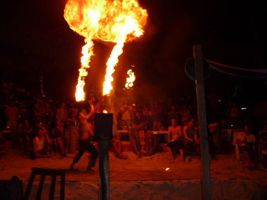 Christmas Party: Feuershow am Strand