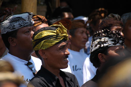 Besucher einer Leichenverbrennung