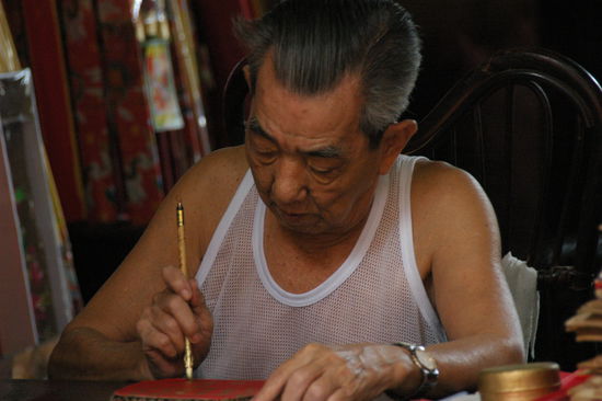 In jedem Tempel kann man seine Fuerbitten auf rote Zettel schreiben lassen ...