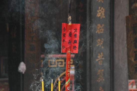 ... und sie mittels Raeucherstaebchen den Goettern senden