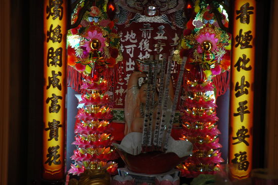 Hausaltar mit "Lucky Buddha" (chinesisch- dickbauechige Auspraegung)