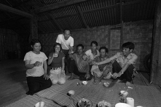 Gastgeber ("Stief-Ehemann" 2. von rechts), Hong, Sinh und Petra