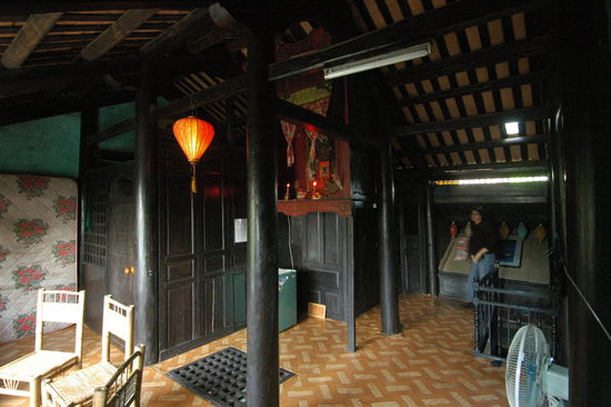 Ueber dem Haustempel unser Zimmer -man beachte das quadratische hoelzerne Lueftungsgitter