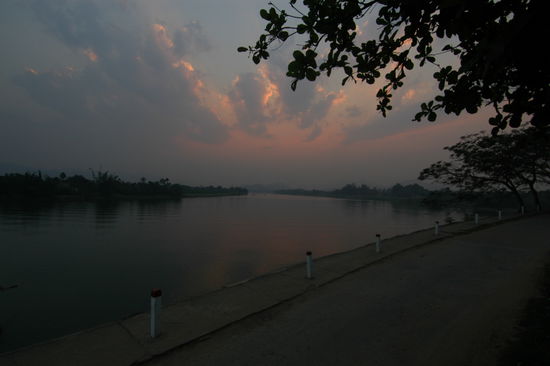 Sonneruntergang am Parfuemfluss vor der Thien Mu Pagode