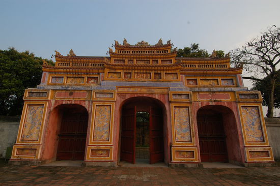 Eines der maechtigen Eingangstore zur Dien Tho-Residenz