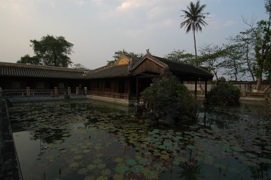 Pavillion in einem Lotusbluetenteich in der Dien Tho-Residenz